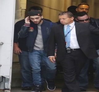 — Adio fugă de probleme. Constată subconştientul său chiar după ce Gigi începe să se; desfăşoare, lăsând astfel impresia că între ei avea să se petreacă o conversaţie. În orice caz, nu se afla în situaţia în care ar fi putut răbda prea mult, din moment ce dorinţa lui era

