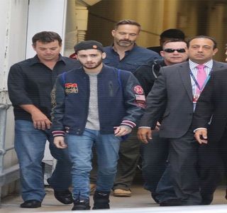 — Bazată pe ieşirea alături de amici. Ea nu observase că el părea mai mult decât pregătit; să iasă? Intervine iarăşi subconştientul, parcă în manieră mustrătoare atacând blondina aflată lângă canapea. Pentru a scăpa de gândurile respective, într-un moment ezitant
