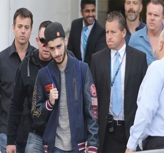 — Al privirii acesteia, scutură rapid printr-o mişcare a capului, în acelaşi timp încrucişându-şi; braţele la spate. Aruncă iarăşi o fugitivă privire în jurul lor, înainte de a privi uşa. Brusc însă, atenţia revine iarăşi asupra iubitei sale, expresia schimbându-i-se odată cu rostirea acelei
