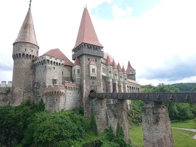 ; Frumusetea sufletului va rămâne la fel ca un castel vechii, fii bun cu tine cu ceilalți, și nu face rau nimănui!
