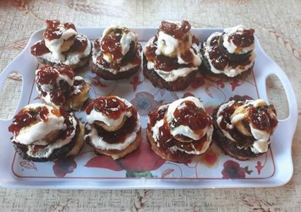 Papanasi cu dulceata si iaurt