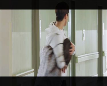 ▌O ciufulește și se învârte cu ea. ▌