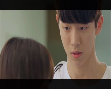 ▌Își freacă mâna din cauza durerii și se uită la Hana. ▌　― Woah... Și cică ești bolnavă..