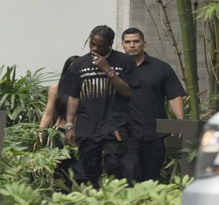 — A include o asigurare, faţă de cele auzite anterior, în caz că Josephine încă medita asupra; acelei întâmplări. „Era beat, Skriver. Pot să bat la pariu că nici nu-şi mai aduce aminte ce-a zis acum. Nu te agita prea tare pe tema asta, eşti tânără..nu cred că vrei să-ţi apară riduri.”
