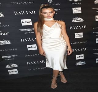 —  Deşi observă manifestarea acestuia, aceea de a-i cuprinde obrajii, pe moment nu; reacţionează nicicum, ci doar rămâne nemişcată într-o confuzie tipică, încercând să îşi dea seama ce Dumnezeu voia să facă. Sprâncenele i se încruntă uşor, însă, abia în clipa în care

