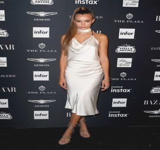 — Şi-l trece peste bazinul lui, adoptând, deci, aceeaşi poziţie precum cea a brunetului,; lungită fiind pe lateralul trupului. Cea din urmă constatare la care Travis ajunge îi provoacă rotirea ochiilor, însă, rezistă totuşi tentaţiei, rezumându-se doar la vociferarea următoarei remarci:
