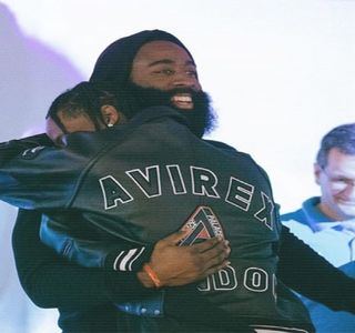 — Eliberării acelei întrebări, dă frâu liber unei singure sprâncene ce i se înalţă pe frunte,; înainte de a-şi umezi tipic buzele. „Ce naiba reacţionezi aşa? Ultima dată când am verificat nu păreai atât de bipolară.” Confuz, reuşeşte însă să producă un comentariu tachinator.
