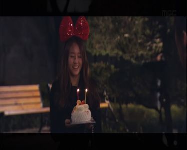 ▌Se apropie de ei cu un tort în mână și cântă o melodie inventată pe loc. ▌　♫ Felicităăări, Joon! ^^
