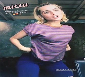 — Lola Marsh cu una dintre melodiile sale îi sărise acum în ajutor pentru ca mintea Anei; să poată contura un ambient cu mult mai plăcut, cel puțin pentru cât avea să își savureze țigara cu surprize. Fum după fum, simțea cum corpul i se dezmorțește și se relaxează în
