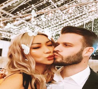 „You seem lost, babygirl.” Un surâs drăgălaș îmi erupe dintre buze, în timp ce ochii mei îi; scanează chipul. „Noapte albă, presupun?”
