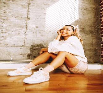 știam eu că n-ai să mă lași.” Apoi capul mi se întoarce spre Kylie. „Nu știu dacă băutura e; într-adevăr elementul cheie de care ai nevoie, dar am facut mai devreme o cafea. Ce zici, merge mai bine?” Cred că am găsit leacul potrivit împotriva plăcerii lor pentru alcool.
