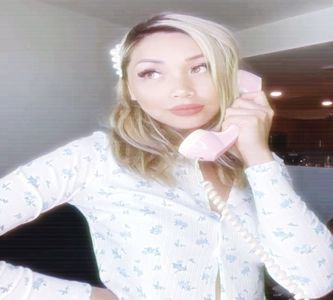 „Eu propun o plimbare pe plajă cu bronzat inclus.” Decid să sparg gheața și mă ridic de pe; locul meu, înaintând către bucătărie pentru a o servi pe Kylie cu o ceașcă de cafea, menită s-o aducă cu picioarele pe pământ. Aș fi adăugat ceva dulce pe lângă, dar plusez cu o portocală.
