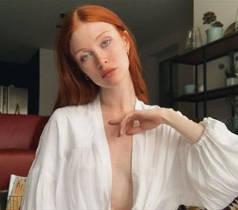 ╼  transmite în aer. Oftează, punându-și peste față cartea deschisă, și așteptă nemișcată; ca individul să nu o observe în timp ce trage cu mâna liberă de cămașa de in în jos pentru a-i acoperi decent picioarele.
