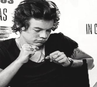 Cine-l cunoștea câtuși de puțin pe Harry știa că acesta se încadra cu ușurință în categoria; persoanelor lipsite de simțul observației, dar chiar și lui, cu această lacună, îi era imposibil să nu observe coama arămie care se revărsa în valuri peste spătarul canapelei, în
