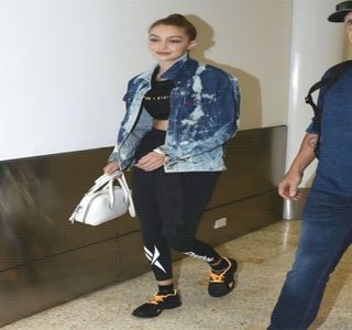 —  Văd. Încă un minut cu fata aia şi mi-o lua mintea razna.”, eliberând în final un pufnet; cu tentă ironică.
