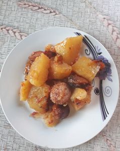 Cartofi cu carnaciori la cuptor