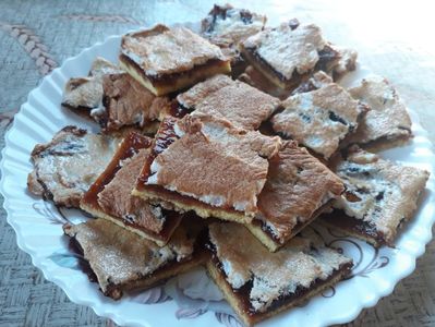 Prajitura arlechim cu gem de prune si bezea