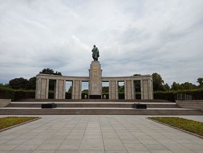 Monumentul militarilor sovietici morti in lupte la Berlin