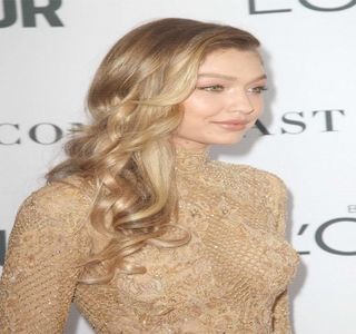 —   Ce-i drept, era puţin suspicioasă în legătură cu comportamentul brunetului, precum şi de; amabilitatea acestuia, de vreme ce până acum nu prea rezonau în vreun fel unul cu celălalt, însă chiar şi aşa, decide să se lase purtată de val, ţinând cont că mai devreme sau mai târziu
