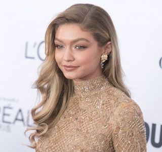 —  Amicului său. „Ce să se întâmple?” o mică încruntătură îi brăzdează inevitabil chipul.; „Indiferent de ce ar avea, cred că Zayn e totuşi suficient de matur încât să comunice dacă are ceva pe suflet...probabil consumă doar dintr-un moft. De asta nu îmi convine.”
