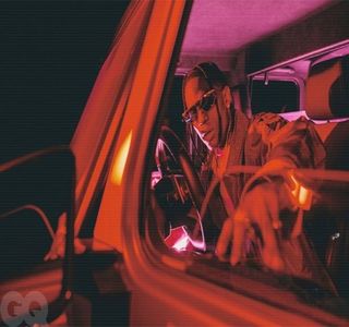 — Acoperi (după părerea lui cu brio) printr-o dregere a vocii. „Cu Skriver?” Îşi impune în glas; o falsă surprindere odată ce şi sprâncenele şi le înalţă, dorind astfel să emane de fapt lejeritate. „Vorbim, cred. Doi suntem amici, nu?” Mai idioţi n-aveau. Îi şopteşte subconştientul
