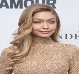 —  Să recurgă la una dintre comenzile sale obişnuite, mai precis: un caffe latte. Aşadar,; de-ndată ce o informează pe respectiva domnişoară în legătură cu preferinţa ei, la fel procedând şi Travis, atenţia şi-o distribuie din nou asupra brunetului din faţa sa, coatele având să şi
