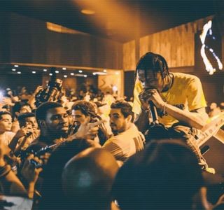 — În treaba asta. Aş fi putut să apelez la Kendall sau la celelalte fete, dar cu siguranţă gurile; alea sparte i-ar fi spus înainte să apuc eu cumva s-o fac.”
