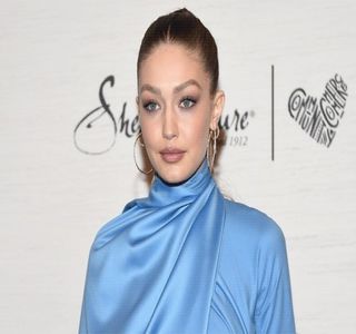 —  Să plece la muncă. Pe de altă parte însă, expresia facială îi rămâne una neutră imediat; ce conştientizează faptul că nu primeşte niciun răspuns din partea lui, continuând, deci, să o trateze cu indiferenţă, lucru care continuă încă de seara trecută, când aceştia avuseseră o
