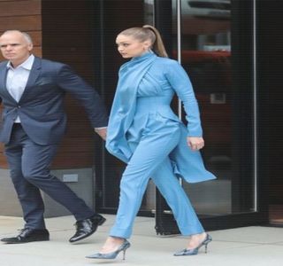 —  Curiozitatea pe care brunetul şi-o exprimă în final readuce figura acestuia în aria ei vizuală,; astfel că, imediat ce îşi aşterne în minte cuvintele potrivite (astfel încât acesta să nu interpreteze greşit), îl înştiinţează cu următoarele: „După ce am ieşit de la ore m-am întâlnit întâmplător

