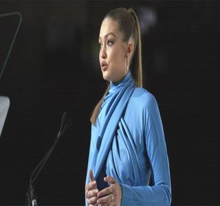 —  Să-i comunice asta, fiindcă s-a supărat pe el din nu ştiu ce motiv şi nu vrea să-i mai; vorbească. Aşa că...mi-a cerut mie ajutorul.”

