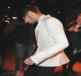 — De la a folosi o persoană o noapte sau două până la a o plăcea avea să fie un drum lung,; un drum pe care nu putea a-l crede străbătut şi de către Travis în privinţa lui Josephine. Tocmai de aceea, uşor nedumerit încă şi poate chiar şi neîncrezător îşi priveşte iubita; cutele de pe
