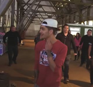 — Prinde tubul de spumă pe care, după ce îl scutură, apasă pe butonul ce cauzează o cantitate; potrivită să curgă în palma acestuia. Atunci când palmele şi le freacă între ele pentru a acumula din spumă, degetele şi le trece printre firele deja crescute de păr, deşi lateralele îi erau

