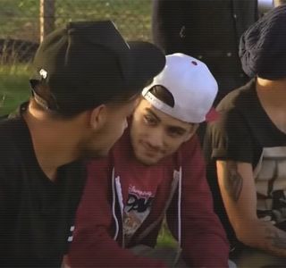 — Nu îl refuză. Abia după finalizarea acestuia şi totodată după replica iubitei sale, revolta; precedentă parcă-i dispare, căci tace automat fără vreun alt argument şi doar o priveşte. Persistă astfel până ce aceasta îi oferă posibilitatea de a trece. În schimb, nu o face, ci
