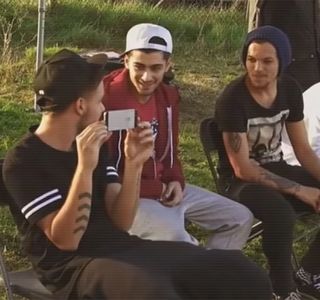 — Demonstrând cedarea sa în faţa acesteia din moment ce sesizase oricum persistenţa; ei de a le face un bine celor doi. „Bine, te ajut.” Adaugă din nou, dar de această dată, complet neaşteptat din partea lui, îşi înalţă un braţ până ce-şi rezemă palma de suprafaţa tocului
