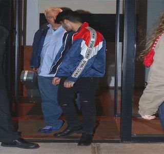 — Chipul iubitei sale până ce câţiva mm nesemnificativi le despart buzele. „Sunt în stare; să te iert dacă rămâi acasă azi.” Şiret în vorbă, rânjeşte subtil înainte de a-i săruta aproape sesizabil buzele şi de a-şi depărta iarăşi capul la o distanţă potrivită.
