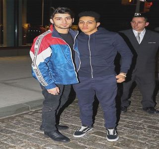 — Îmbrăcată de către Gigi. Refuzul ulterior al acesteia manifestă pe chipul său aceeaşi; expresie adoptată anterior şi de către ea, rămânând intact chiar dacă primeşte acel sărut din partea ei. „Nu ştiu dacă mai apucăm să ne vedem diseară.” Pe parcursul ideii produse, alege
