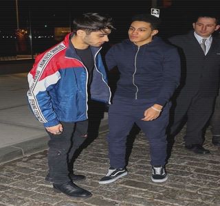 — Să-i fixeze iarăşi privirea cu a lui. Fără a-i oferi răgazul necesar apariţiei unei reacţii, vorbe; şi le completează prin: „E seara în care mă văd cu cealaltă iubită a mea. Ştii.. i-am promis şi eu mă ţin de promisiuni de obicei.” Îşi impune astfel o atitudine serioasă, tachinând-o astfel
