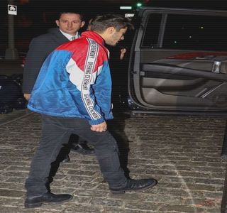 — Fără a evidenţia acest fapt prin tonalitate sau expresie. Ulterior, privirea lui coboară dinadins; asupra palmei proprii ce producea aceleaşi mişcări afectuoase peste pielea piciorului ei.
