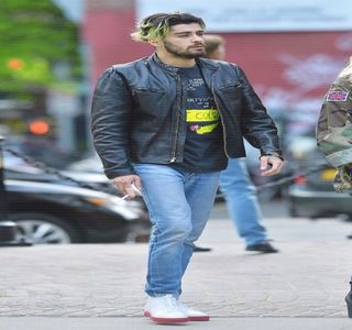 — Adresează, cuvinte care pe moment îl surprind; motiv pentru care nu reuşeşte să conştientizeze; din prima cele spuse precedent. Abia 2-3 secunde mai târziu, îşi înalţă sprâncenele, căci percepuse oricum intenţia din spatele vorbei ei. Tocmai din acest motiv rosteşte: „Glumeşti?”
