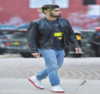— Încă surprins. Căci în primă instanţă nu primeşte vreo posibilă reacţie de orice natură; din partea ei, îşi apleacă iar capul spre direcţia chipului ei, aflându-se pe cale de a înfăptui un sărut. „Ai face bine să nu faci doar mişto de mine, blondo.” Îi comunică parcă entuziasmat,
