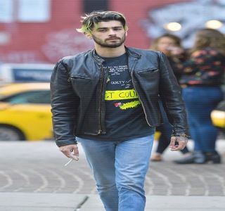 — Odată ce-i oferă un rapid sărut peste buze ce continuă apoi prin linia produsă de acestea; spre zona gâtului, dar şi spre cea a maxilarului. Profitând de libertatea oferită, fără a mai pierde pic de timp în plus, palma aflată şi în cele clipe peste piciorul urcă şi, concomitent,
