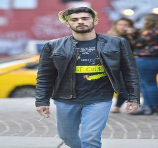 — Înalţă materialul fustei respective până ce, palma lui sfârşeşte peste una dintre fesele ei; pe care o strânge destul de jucăuş în palmă.
