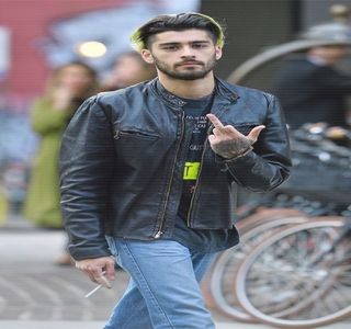 — Poziția și-o schimbă abia după ce seriozitatea momentului în sine tinde a se arăta treptat,; începând deci cu mișcările executate de către palmele iubitei sale peste propriul spate; respectivele oferindu-i o stare relaxantă. Astfel, palmele și le sustrage curând, concomitent, poziționându-le 
