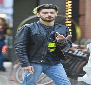 — Traversează drumul spre zona dintre picioarele iubitei sale, chiar centrul. Inițial un; contact neezitant se produce între degetele palmei lui și zona intimă a acesteia, urmat fiind de mișcările pe care începe să le producă: unele circulare. Totuși, considerând timpul impus, câteva
