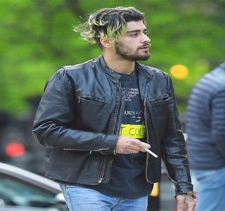 — Secunde mai târziu, după continua acțiune exercitată în acel loc, trage cu ajutorul unui; deget materialul chiloților spre lateral, începând ulterior prin reproducerea acelorași mișcări peste zona acum liberă. Ruperea sărutului se petrece atunci când Gigi este pătrunsă de unul dintre deget
