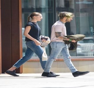 — Chiar după ce mişcările penetrante prind din ritmul tipic, respectivul contact intim este; singurul la care se rezumă momentan din pricina săruturilor pe care le primeşte inevitabil din partea iubitei sale. Câteva secunde mai târziu, când simte nevoia unui sprijin, iar
