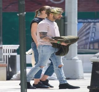 — Nasturi deschişi. Totodată, stopează penetrarea precedentă, retrăgându-şi atât degetul; cât şi palma de sub fusta iubitei sale. Lent apoi această urcă peste corpul ei până ce şi-o infiltrează pe sub crăpătura oferită de cămaşă din dreptul pieptului, sfârşind astfel a produce un drum
