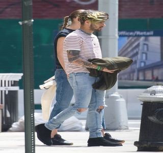 — Lent spre sânul acoperit de materialul sunetului. În ciuda altor săruturi depuse în apropierea; zonei, gura lui produce diverse sunete apreciative până ce, în cele din urmă, degetele şi le infiltrează totodată pe sub materialul sutienului respectiv, sfârşind într-un final peste sânul ei,
