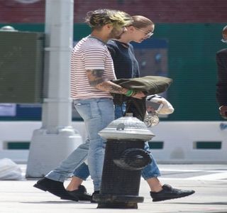 — Pe care-l întâmpină printr-un masaj. Momentul în sine nu se dovedeşte a fi unul de lungă; durată, fapt dovedit de situaţia succesoare, atunci când drumul buzelor sale continuă spre punctul iniţial, buzele lui Gigi. Îi oferă un sărut, şi un altul, ca abia după cel de-al treilea să mimeze
