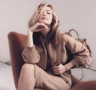 —  Îndreptându-se către o comodă din apropiere, anticipând, de asemenea, viitoarea sa; acţiune. Ca urmare a atenţionării sale, eliberează un mic chicot amuzat, între timp alegând să îşi desfacă restul nasturilor rămaşi, printr-o simplă mişcare având să îşi îndepărteze materialul

